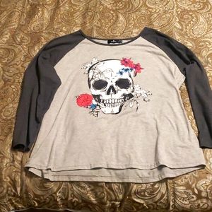 3/4 sleeve, 2 tone gray, skull and flowers t-shirt. Womens size 3X.